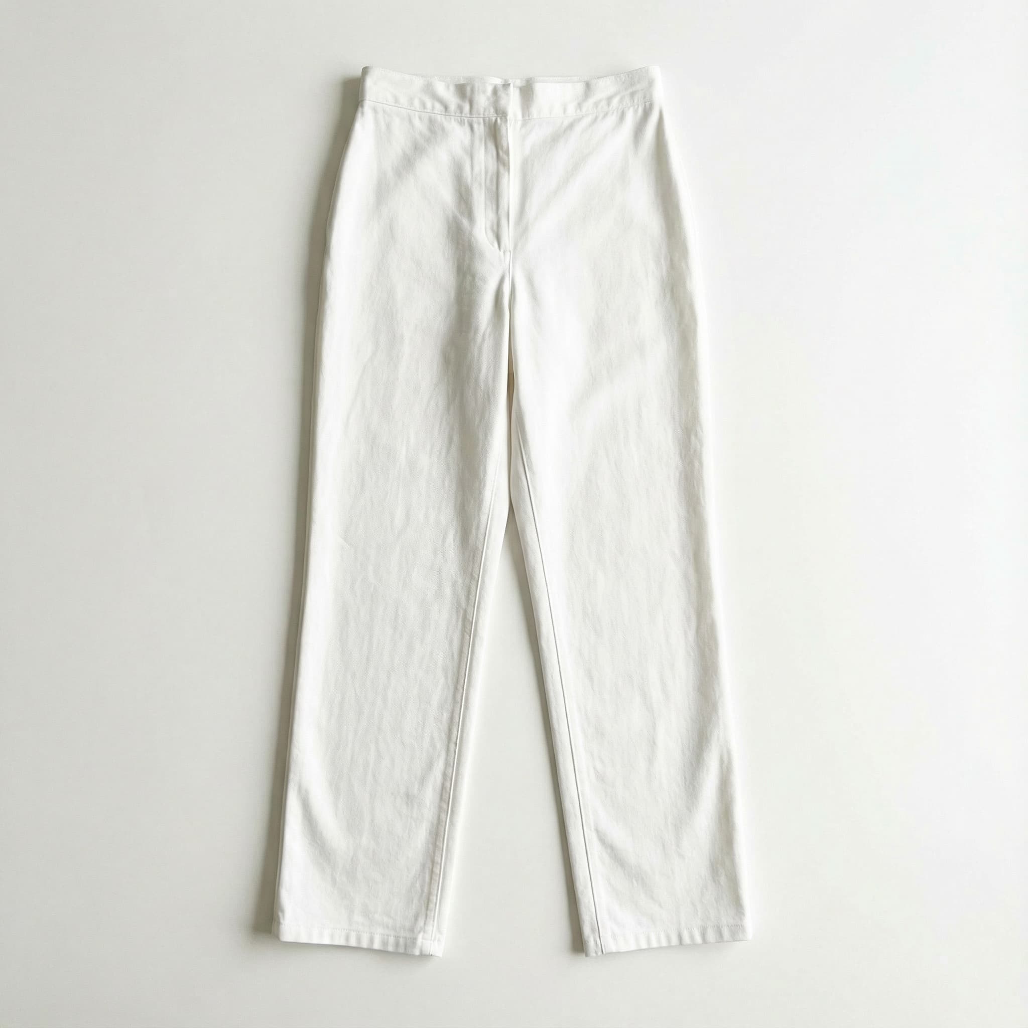 Flat-lay trousers